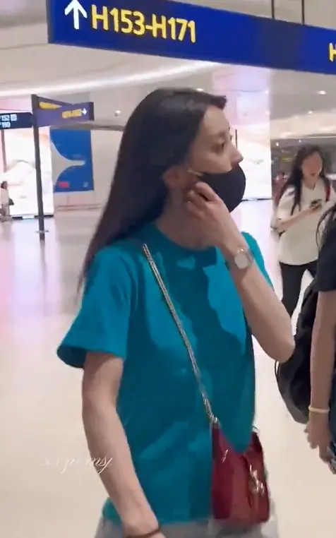 田曦薇机场路透，走起路来一晃一晃的