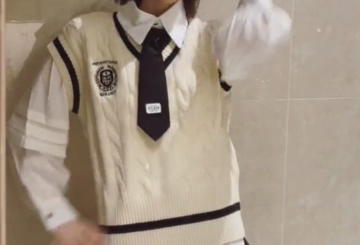 果果不一样自娱自乐开心舞，这个舞蹈也太甜了