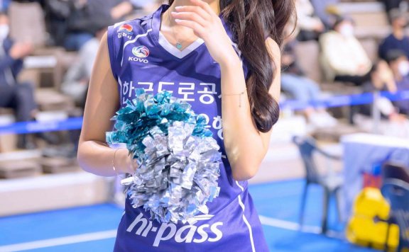 可爱的韩国啦啦队队长崔洪罗图片