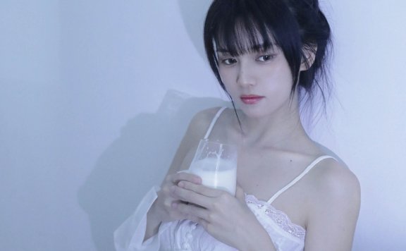 牛奶甜妹 唐唐小诗最新美照，心机微撩露出迷人香肩