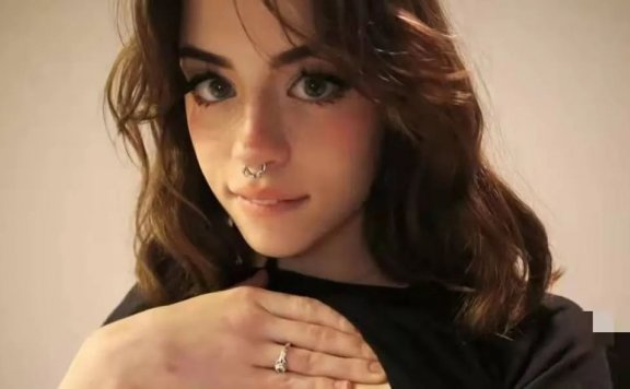 抖音爆火的hannahowo吃鸡视频是什么梗？