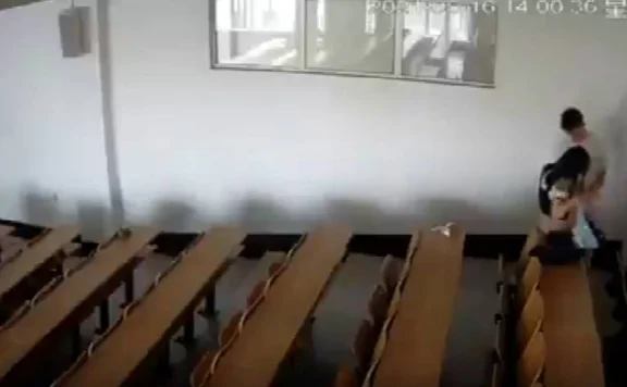 吃瓜！黑龙江某大学12分04秒阶梯教室视频被曝事件