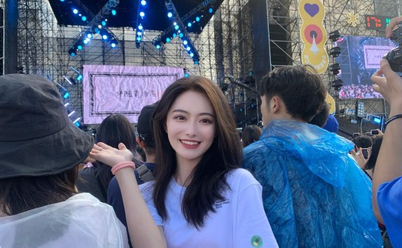 尧一的日记 演唱会上皮肤白皙的大眼美女，长相清秀成焦点