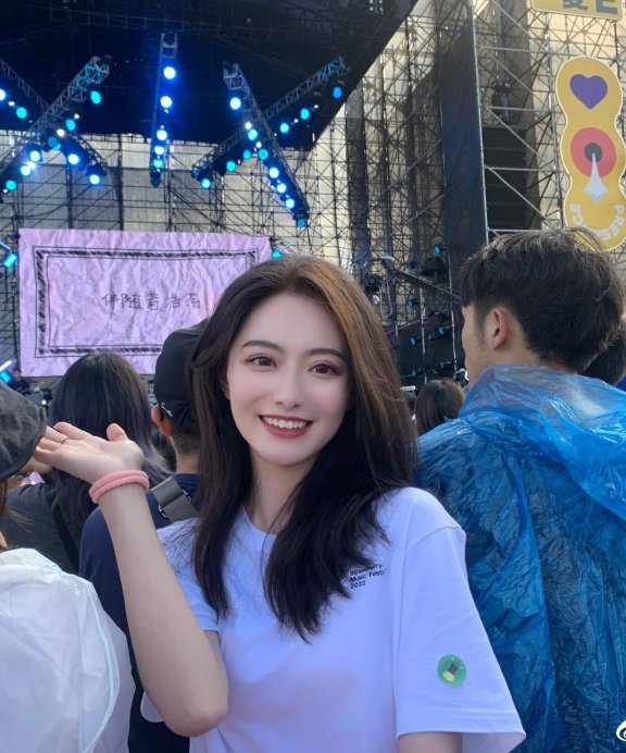 尧一的日记 演唱会上皮肤白皙的大眼美女，长相清秀成焦点