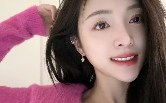 吴宣仪粉色毛衣随拍照片 自拍简直是美到让人心动