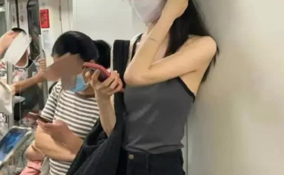 广州地铁“裸女”事件在网上疯传，女主身份被扒引起全网热论