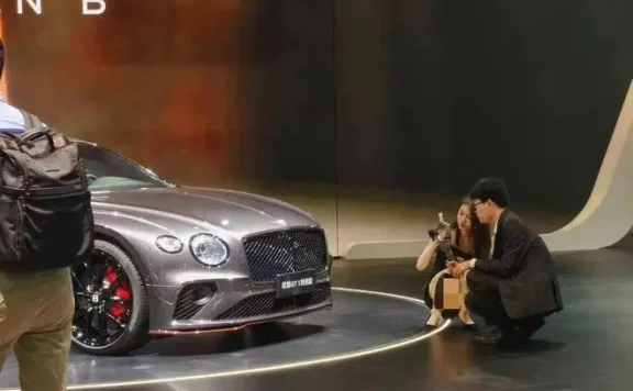 上海车展宾利女销售不雅照被爆，未穿底裤下蹲讲解走光