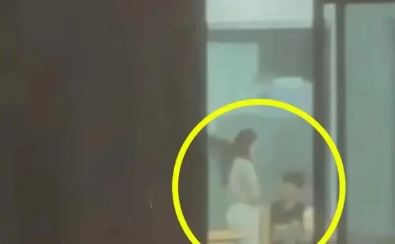 四川传媒学院6分39秒视频吃瓜，情侣在教室为爱鼓掌引围观