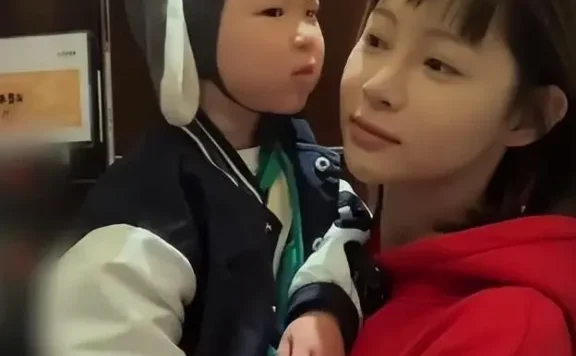 痞幼带小男孩去淄博烧烤，并不是亲儿子 素颜近照遭吐槽