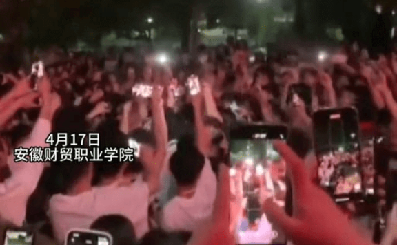 安徽财贸学院男生同时谈八个对象！被众多女友当场抓包