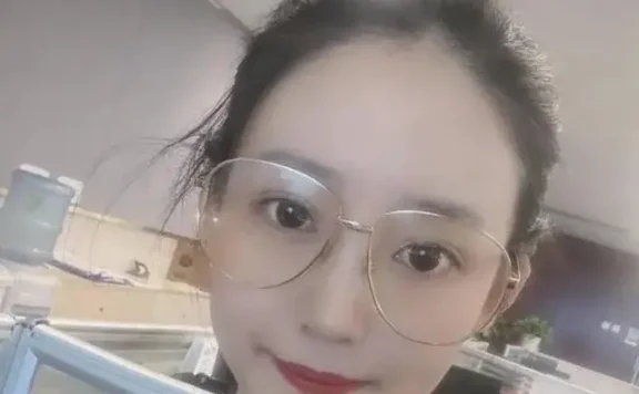 成都黑帽门吴施蒙出轨黑人视频，让其在p站成热搜