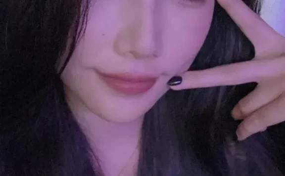 萌七晒青涩美照遭质疑 卫生间为啥有刮胡刀？