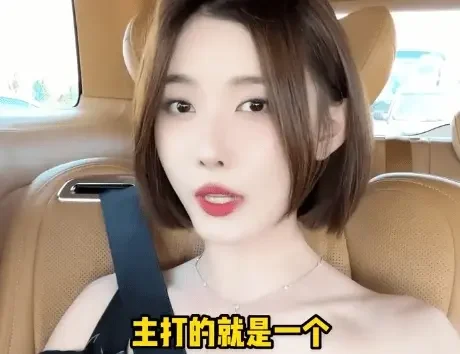 网红聂小雨进军超模界，聂小雨黑色吊带侧面镂空走光图片