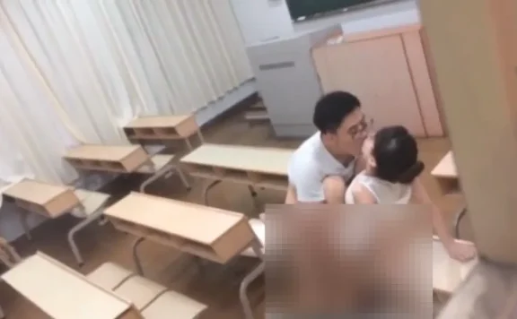 福建农业职业技术学院小情侣在306教室打扑克，被教室监控拍下