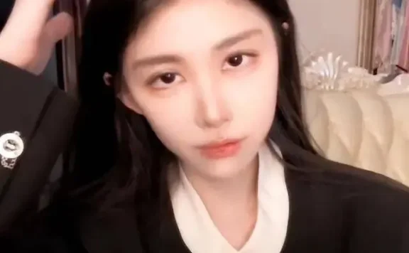 千万网红蔡萝莉摘口罩变御姐照片，被质疑不是本人