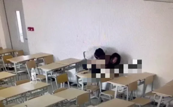山东某学院情侣教室门事件，1分04秒完整视频的瓜又来了！
