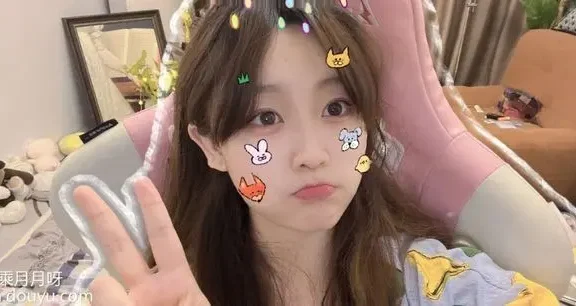 美女主播闲乘月月呀直播狂秀2A风景区，遭超管警告收敛