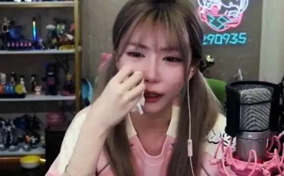 周淑怡被造黄谣崩溃大哭，户外一哥认怂下跪致歉！