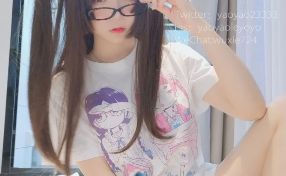 摇摇乐yoyo萌妹双马尾俏皮自拍