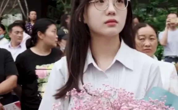 高考送花女孩三水哒哒哒被爆黑料视频，5000块呆了三天三夜！