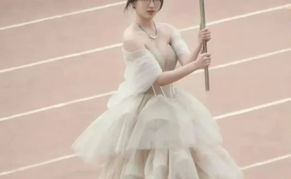 西安工程大学 纺织科学与工程学院举牌校花视频流出