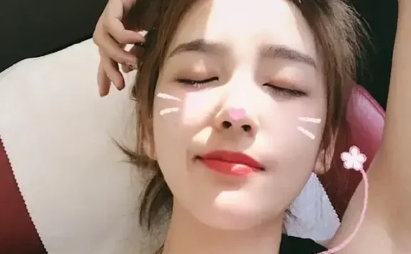 LPL美女解说Rita电竞椅是什么梗？冯雨电竞椅照片