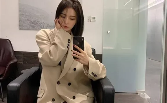 网红项思醒趁两个男友不在家偷偷约会，王思聪评论：高端玩家！