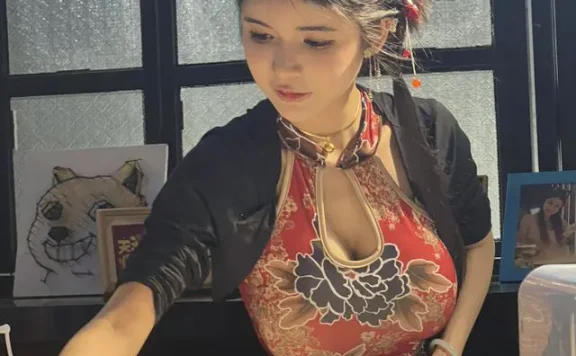 狗头萝莉回应被举报，穿着有曲线也被批评 两个多月辗转3个城市