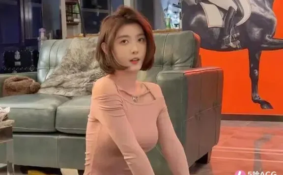 网红聂小雨与富二代奔现，主动紧贴接触惹男子尴尬