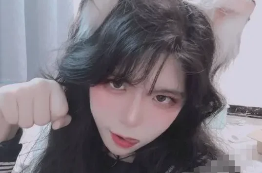 抖音网红coser暗黑水晶铁蛋酱吃瓜，瓜友：又一饱眼福了