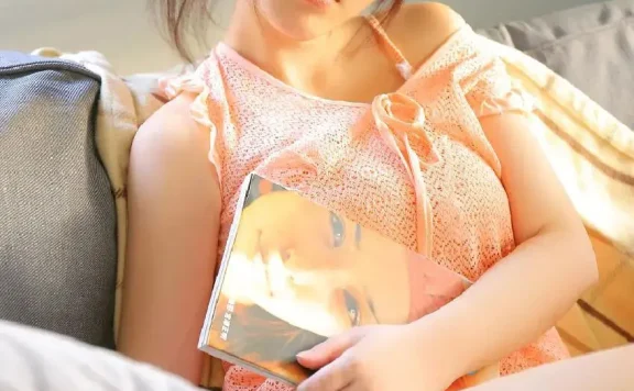 刘飞儿写真图片被做成娃娃，自曝做过等身抱枕