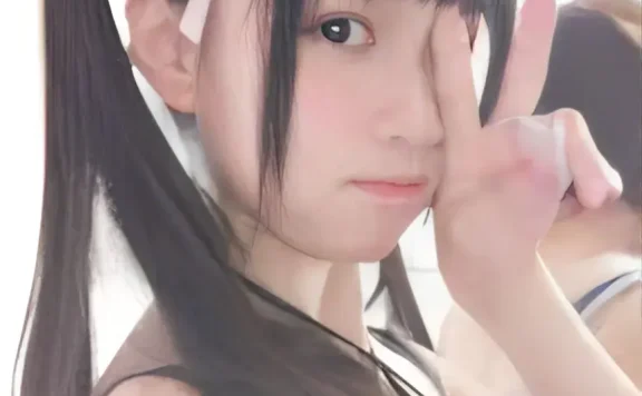 一口幼桃甜味弥漫露脸_萌白酱自拍照片