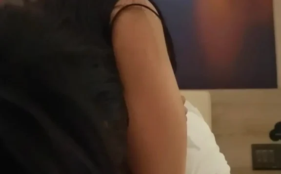 抖音网红小羊没烦恼塌房54秒约会视频被爆，男友全网寻找女主