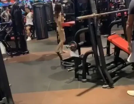 女子不穿衣服大闹健身房，现场视频曝光：毫无羞耻心