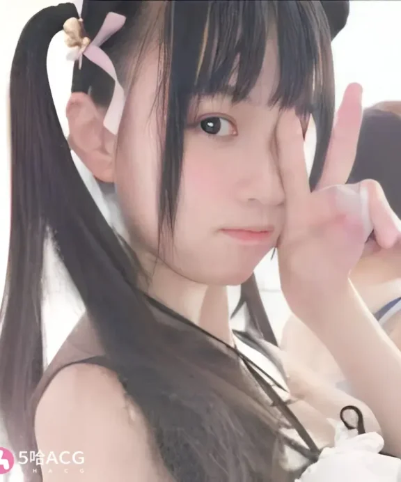 一口幼桃甜味弥漫露脸_萌白酱自拍照片