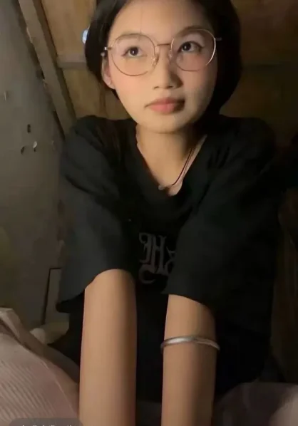 快手宿舍黑衣眼镜妹视频5分51秒的瓜，终于找到本尊了！
