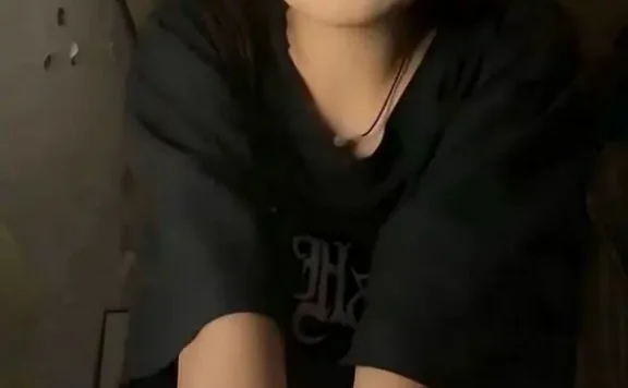 快手宿舍黑衣眼镜妹视频5分51秒的瓜，终于找到本尊了！