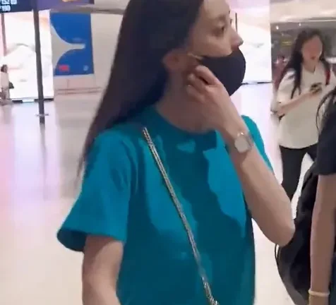 田曦薇机场路透，走起路来一晃一晃的