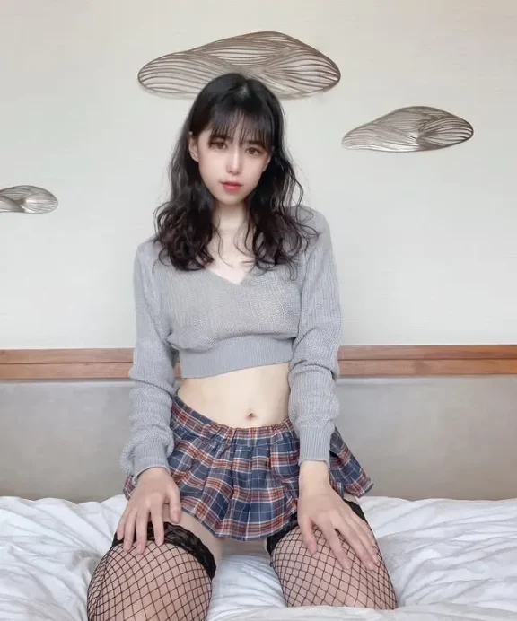 EllieLi艾栗栗的个人资料简介，最新照片