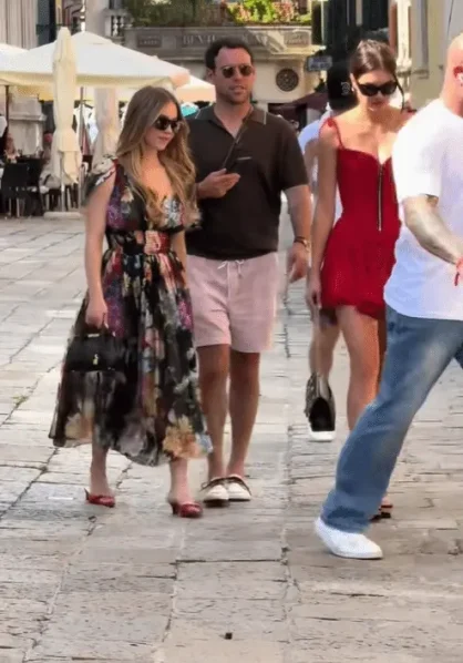 曝悉尼妹与滑板车正在约会交往，二人并肩漫步！